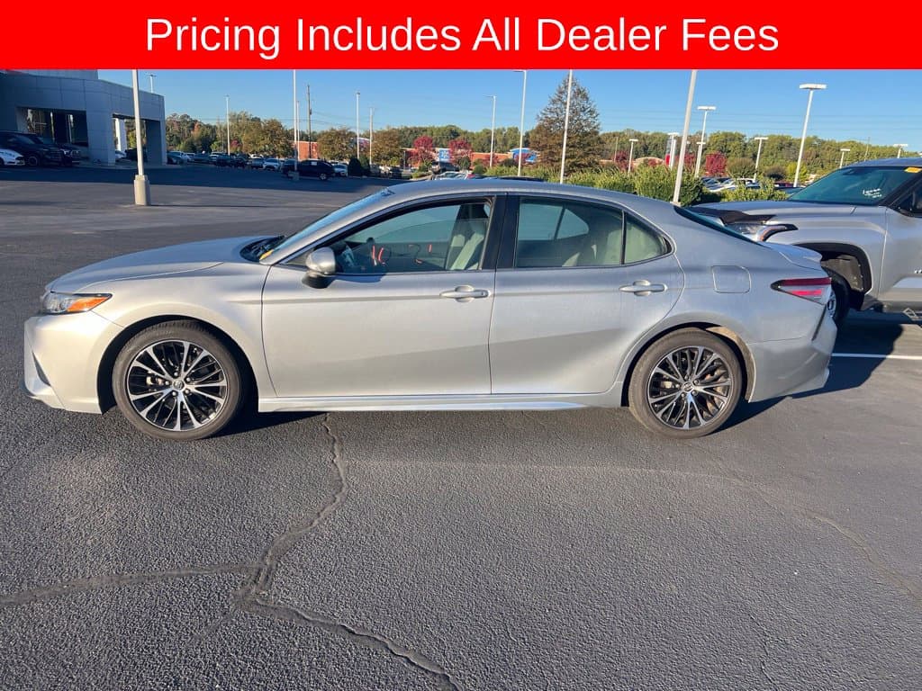 2018 Toyota Camry SE — photo 1 of 24
