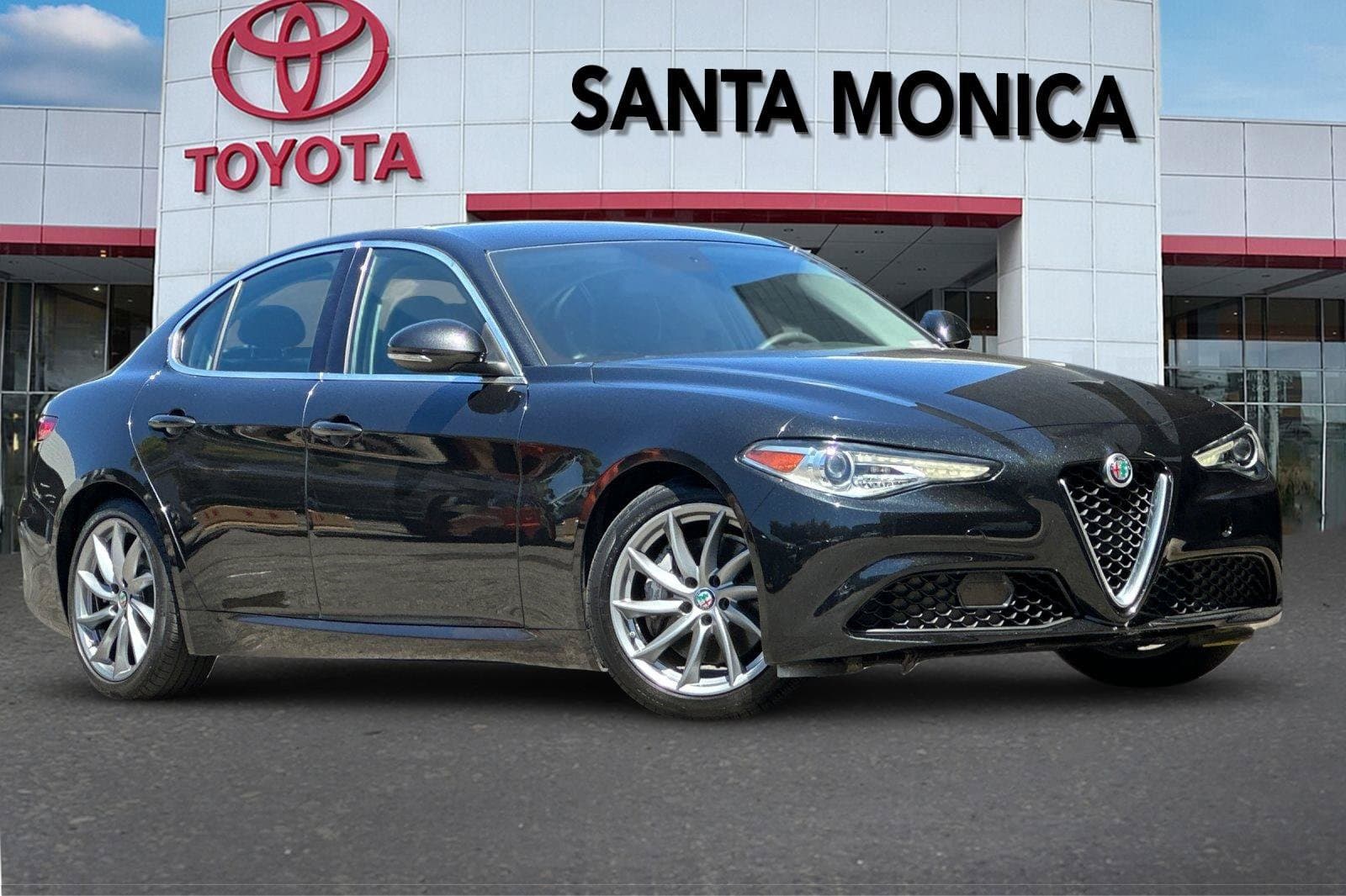 2017 Alfa Romeo Giulia Base — photo 1 of 42