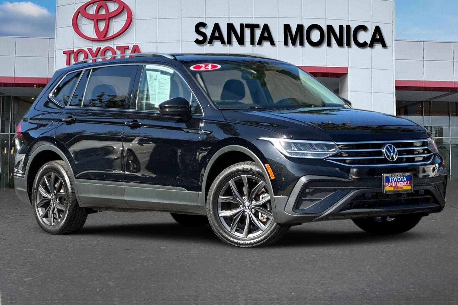 2024 Volkswagen Tiguan SE — photo 1 of 36