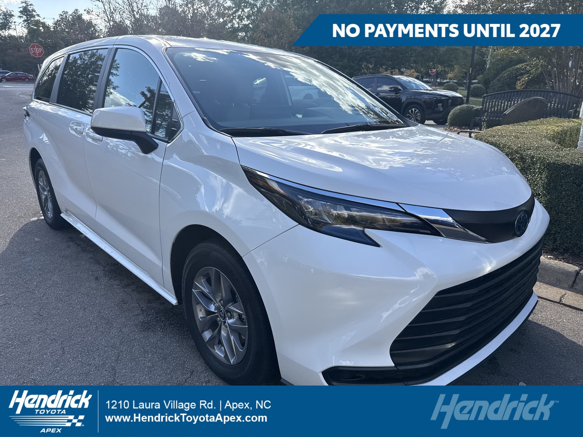 2025 Toyota Sienna LE — photo 1 of 12