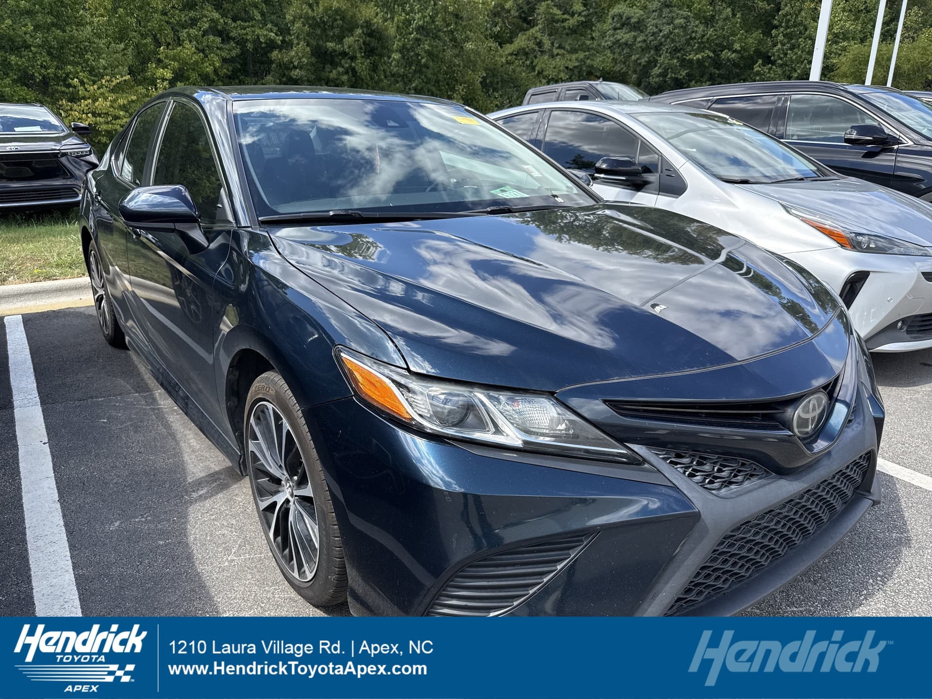 2019 Toyota Camry SE — photo 1 of 10