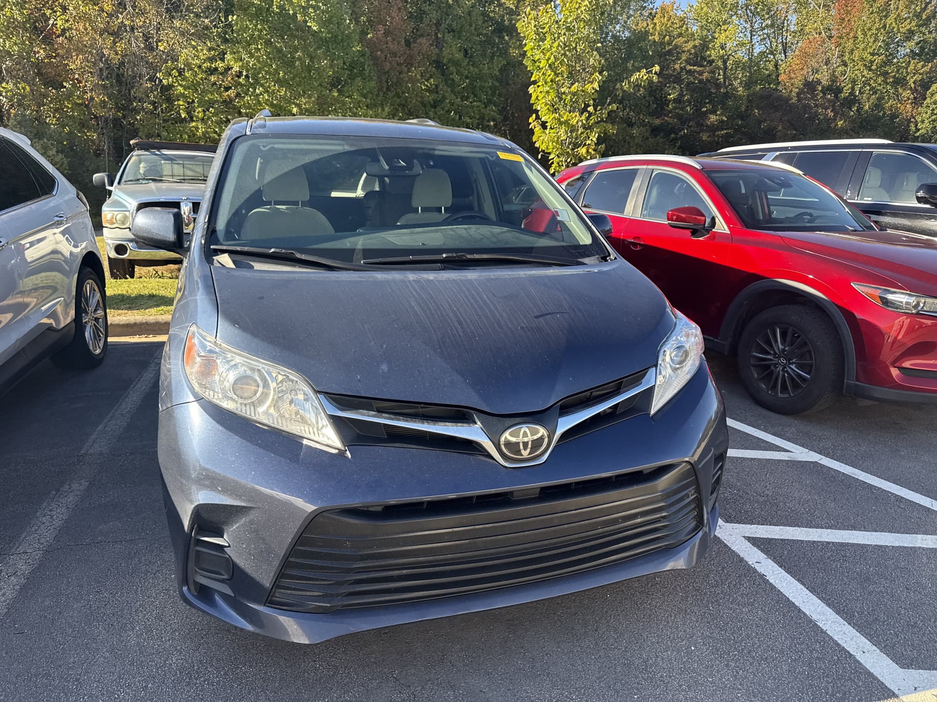 2020 Toyota Sienna LE — photo 1 of 3