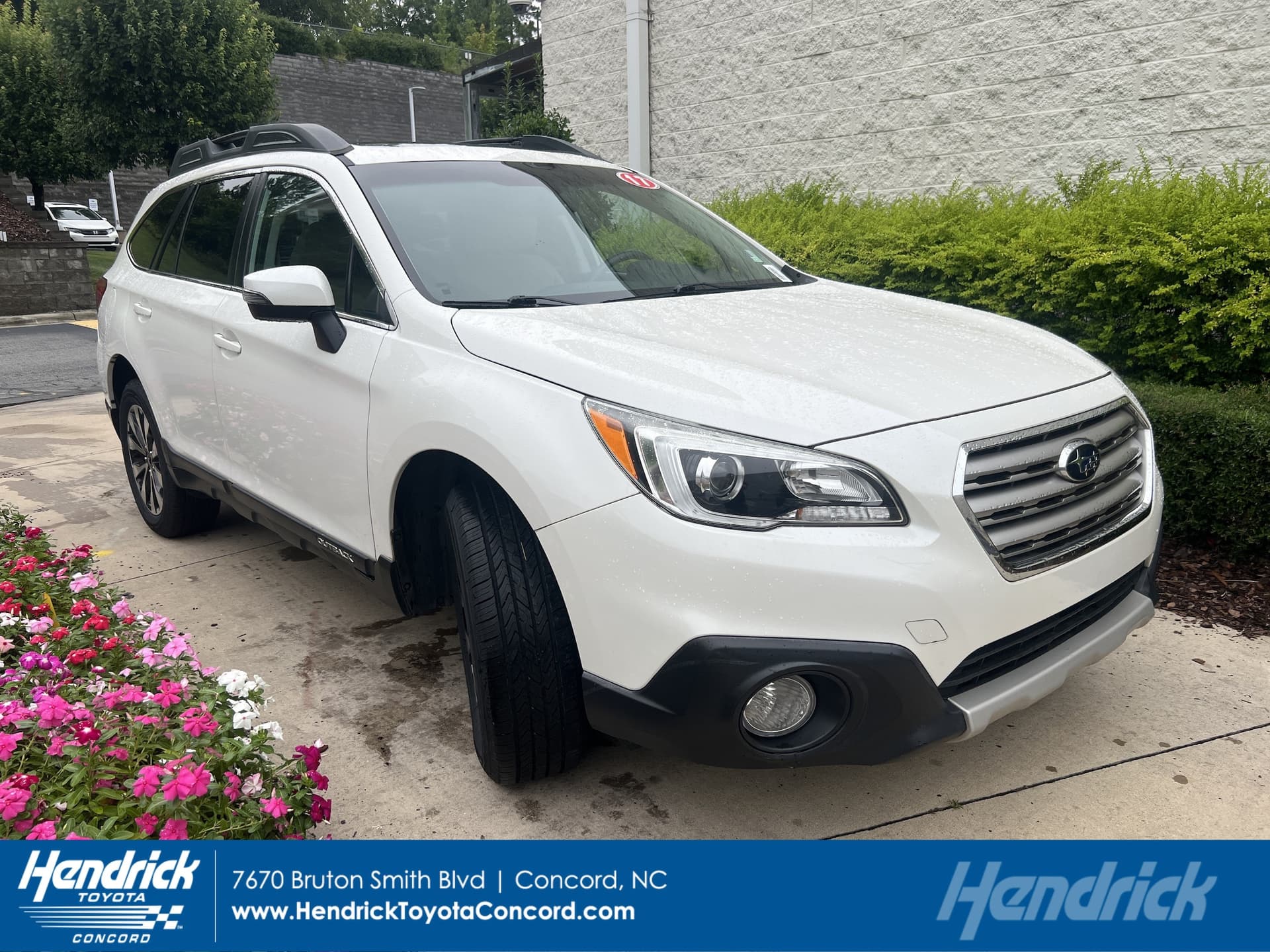 2017 Subaru Outback Limited — photo 1 of 35