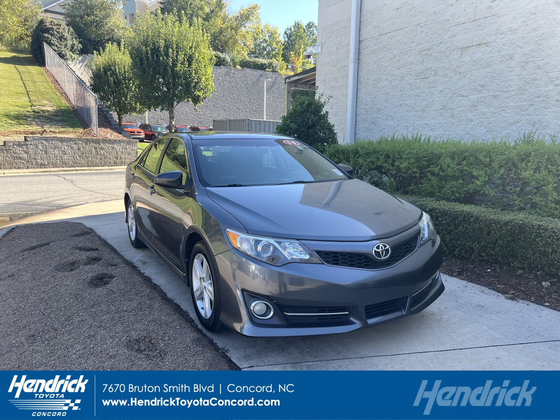 2014 Toyota Camry SE — photo 1 of 36