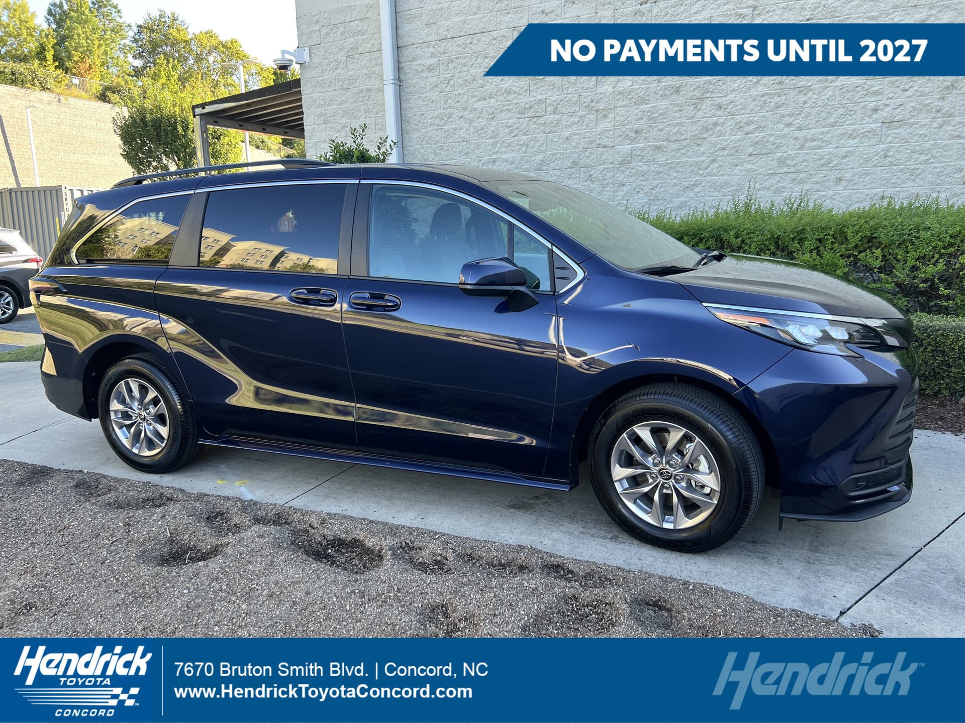 2026 Toyota Sienna LE — photo 1 of 34