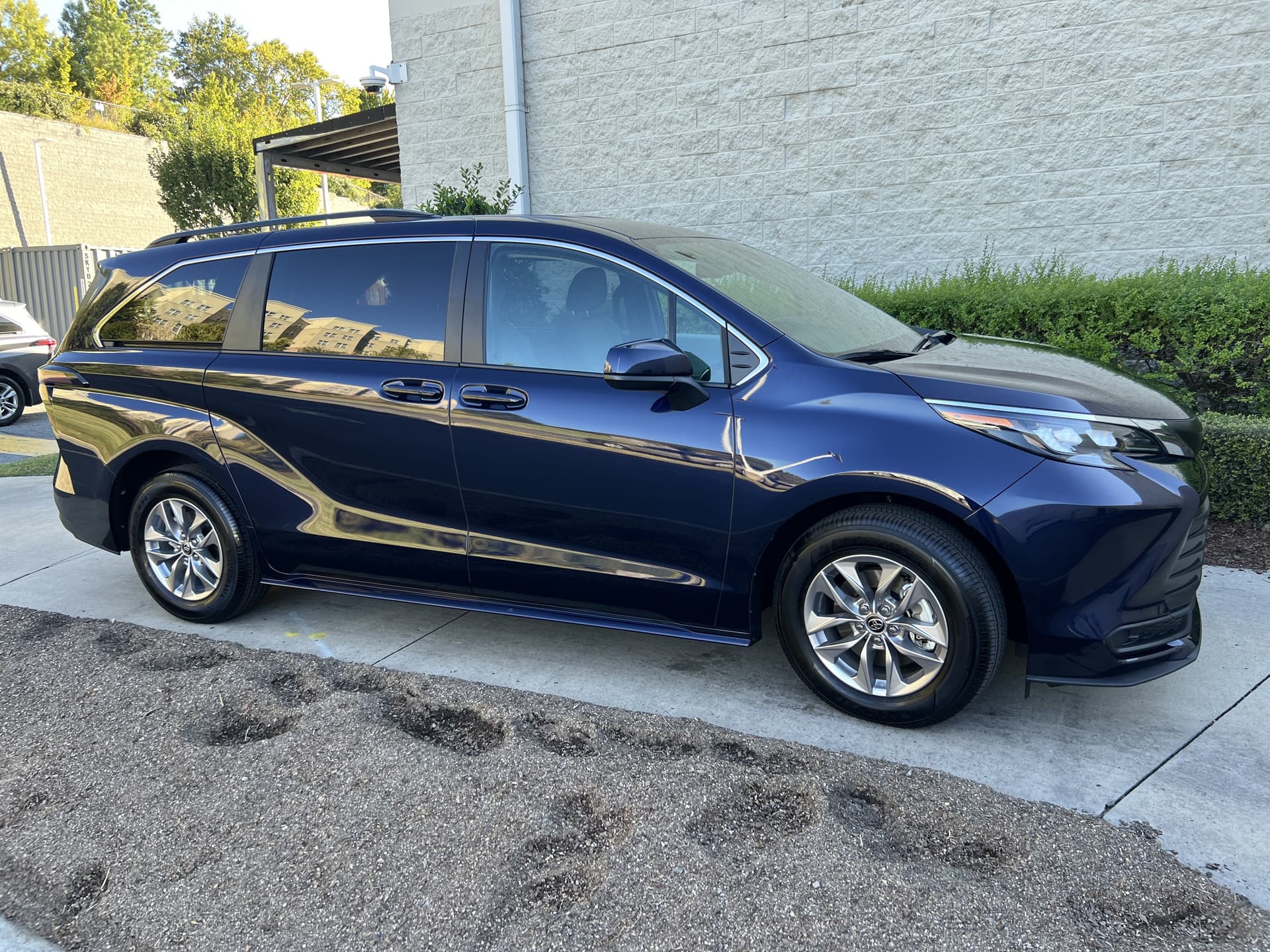 2026 Toyota Sienna LE — photo 1 of 34