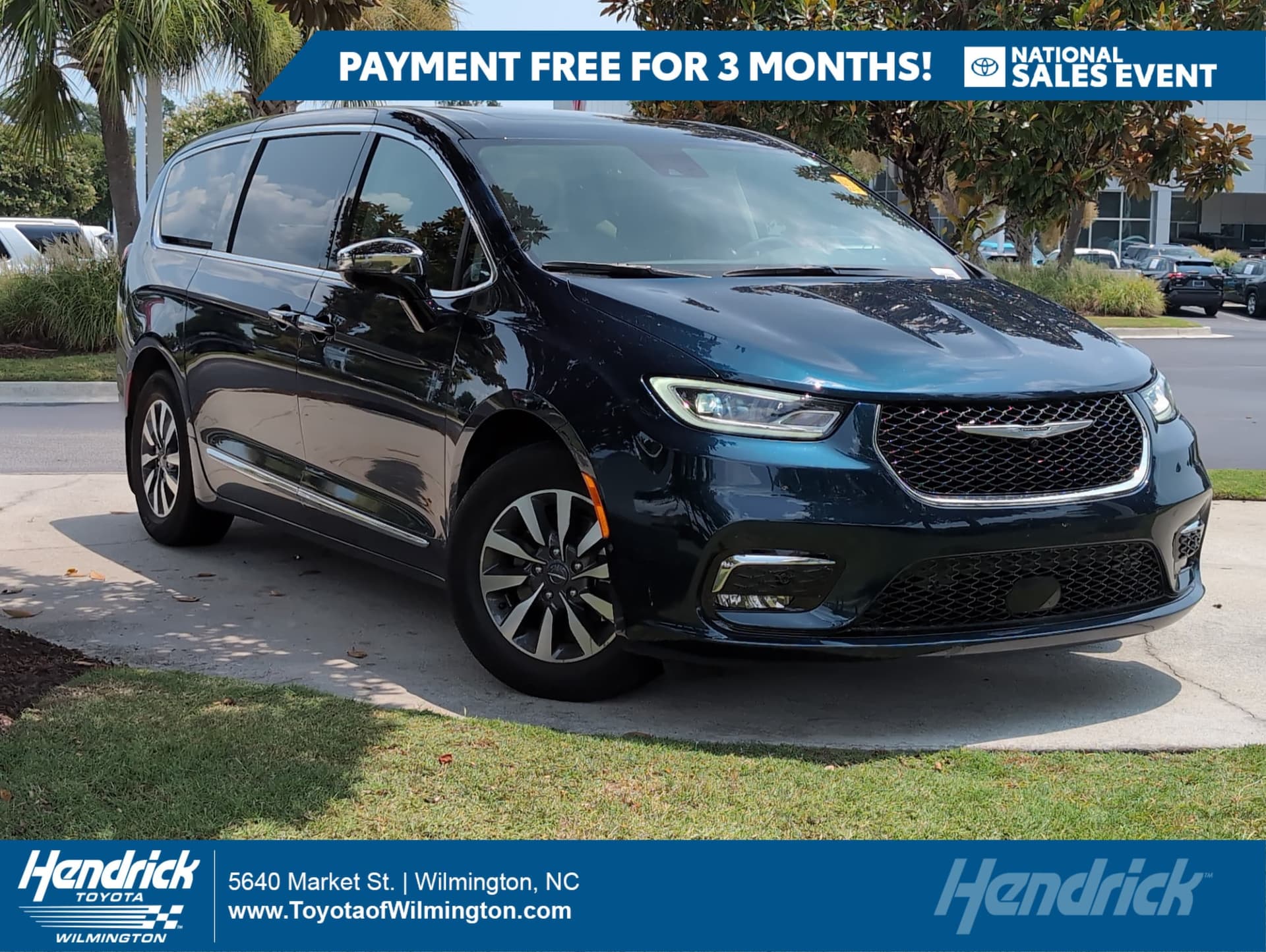 2023 Chrysler Pacifica Hybrid Limited — photo 1 of 11