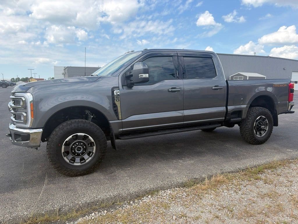 2023 Ford Super Duty F-350 SRW LARIAT — photo 1 of 29