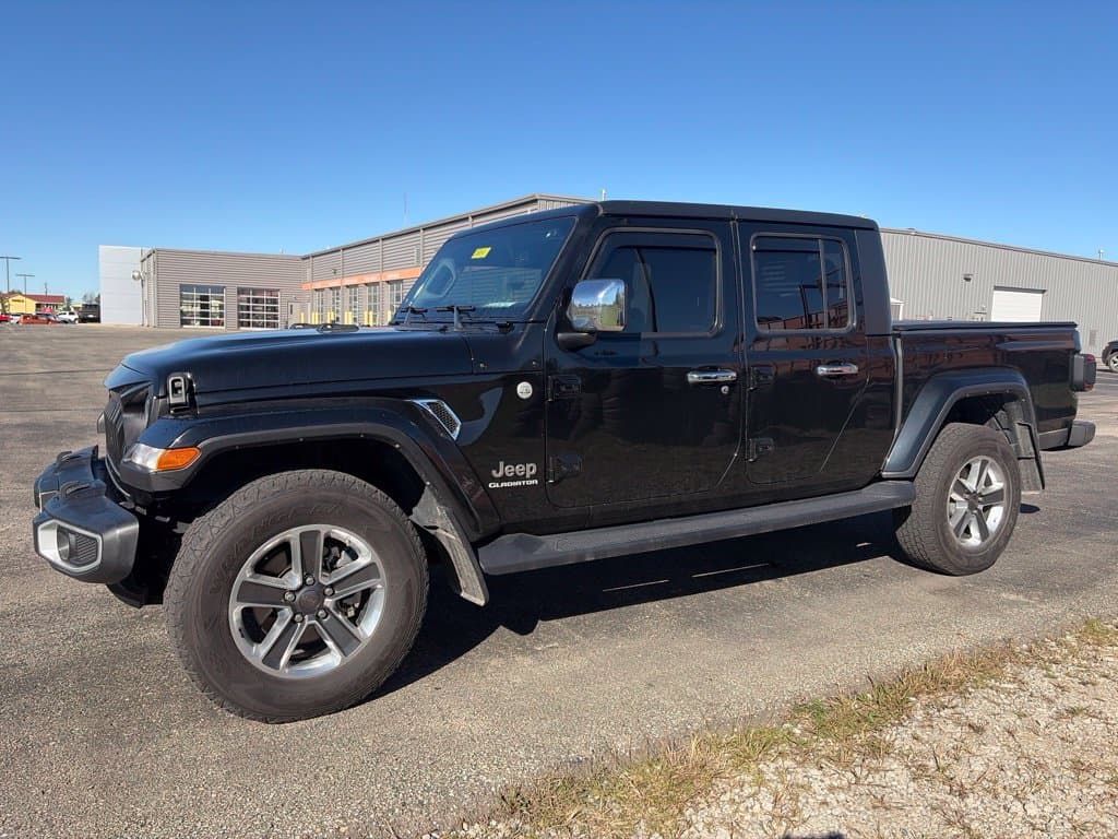 2022 Jeep Gladiator Overland — photo 1 of 15