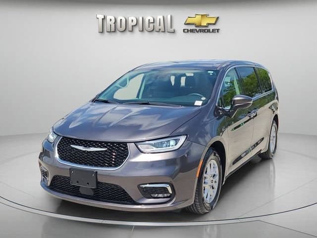 2023 Chrysler Pacifica Touring L — photo 1 of 32