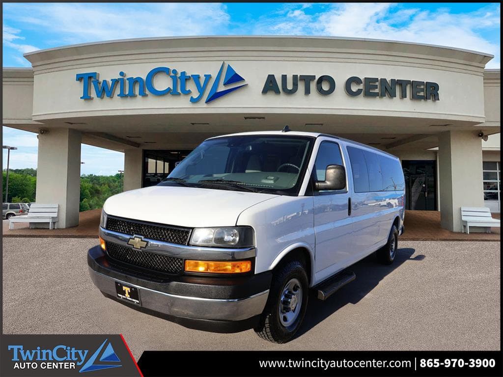 Foto de 2021 Chevrolet Express Passenger LT 3500 155WB