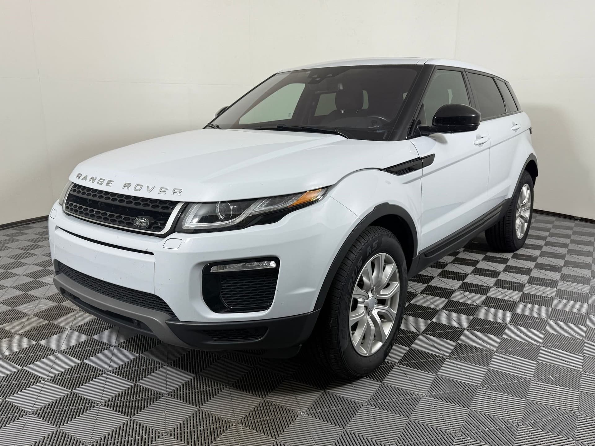 2017 Land Rover Range Rover Evoque SE — photo 1 of 30