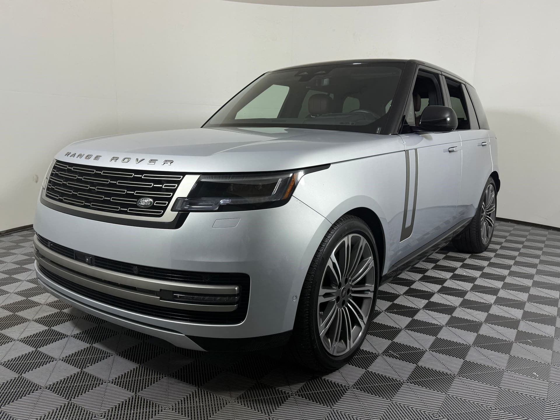 2025 Land Rover Range Rover SE — photo 1 of 30