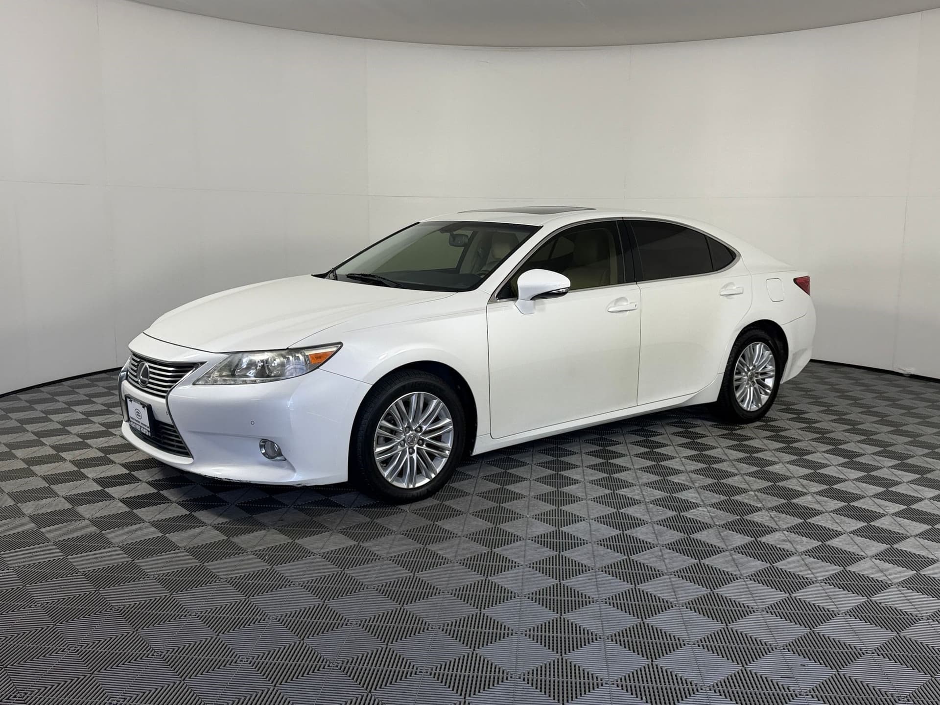 2013 Lexus ES 350 4dr Sdn — photo 1 of 31