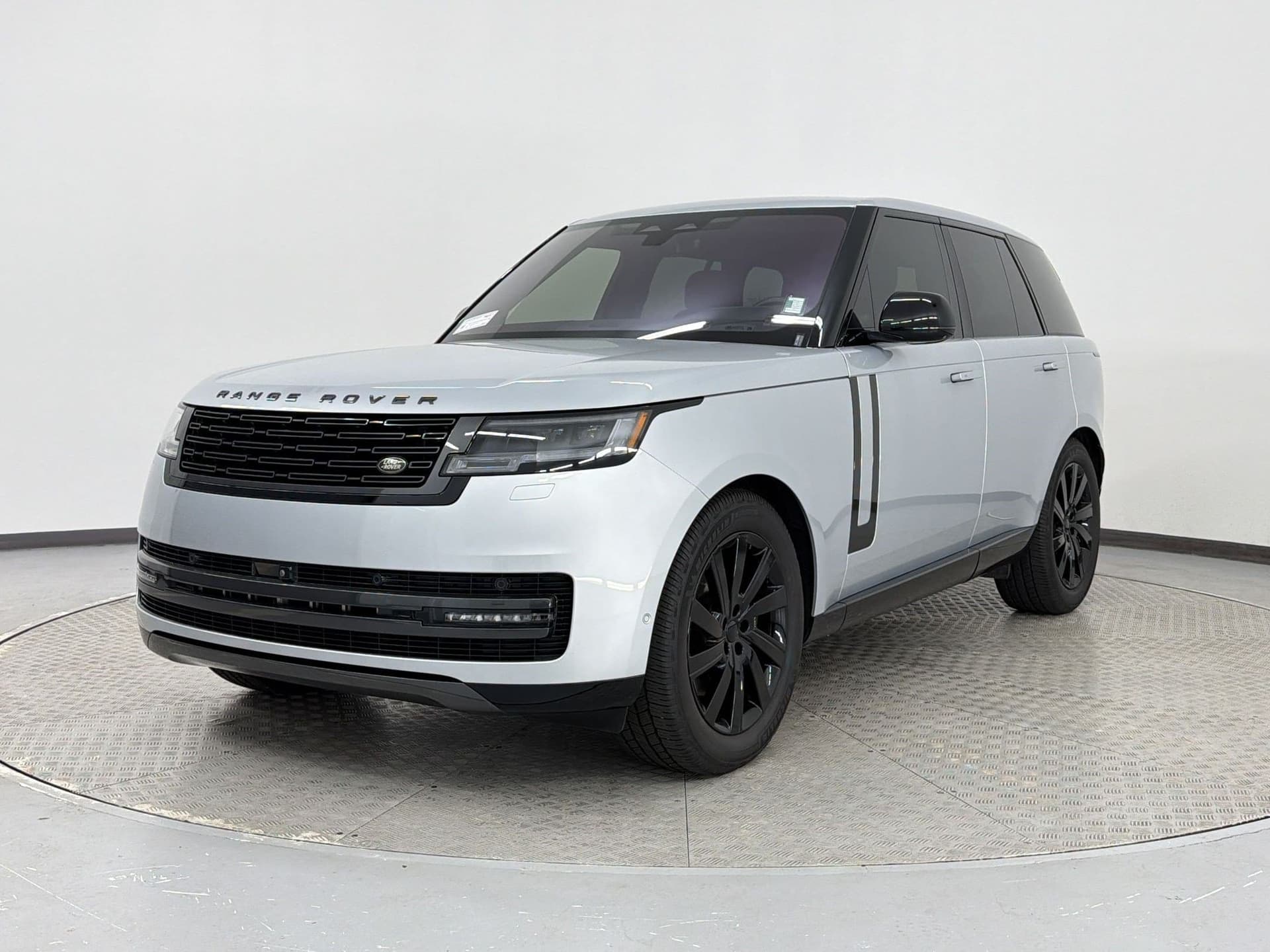 2023 Land Rover Range Rover SE — photo 1 of 28