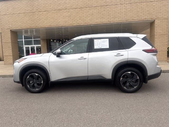 2025 Nissan Rogue SV — photo 1 of 20