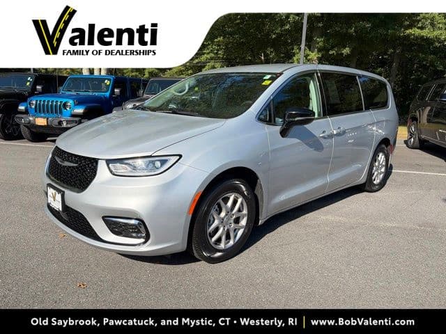 2024 Chrysler Pacifica Touring L — photo 1 of 26