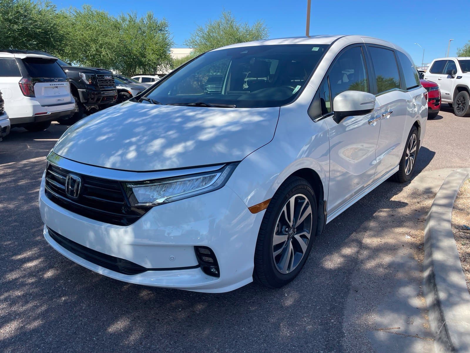 2024 Honda Odyssey Touring — photo 1 of 11