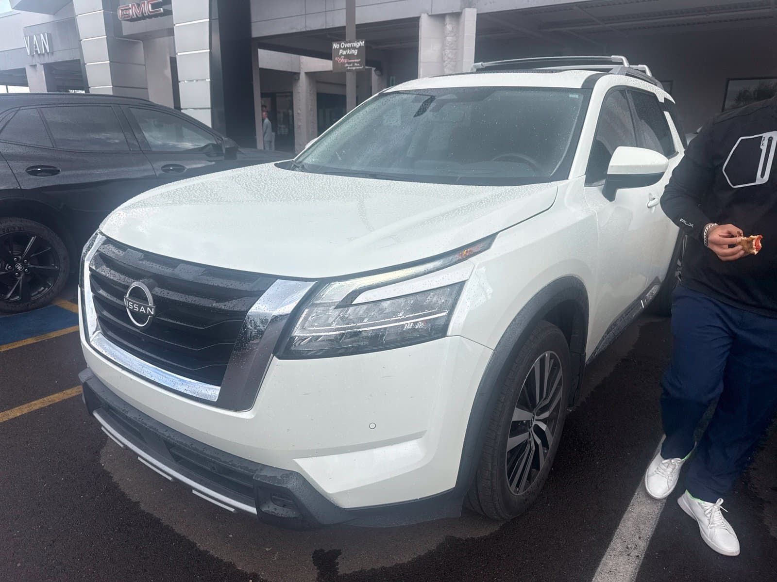 2023 Nissan Pathfinder Platinum — photo 1 of 13