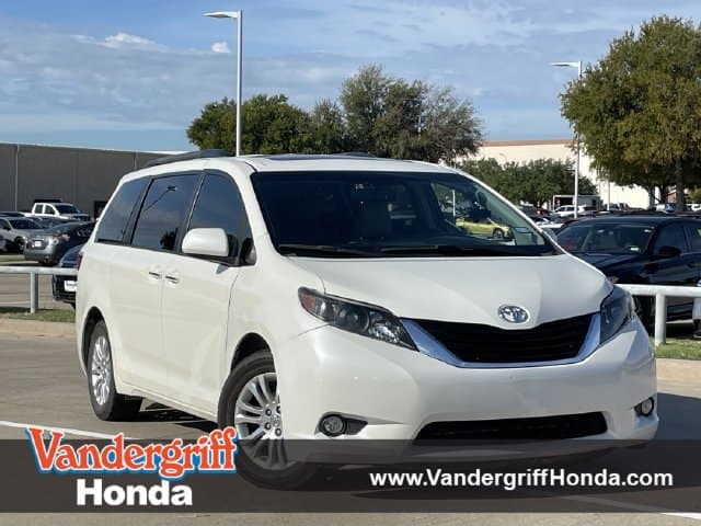2017 Toyota Sienna XLE — photo 1 of 33