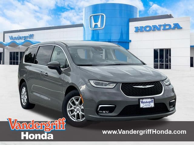 2023 Chrysler Pacifica Touring L — photo 1 of 30