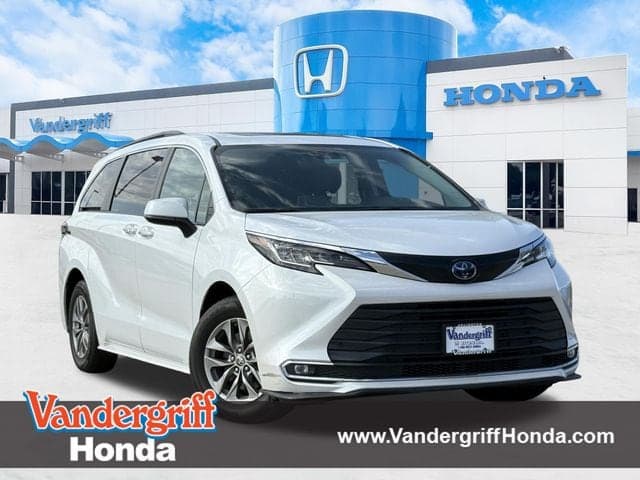 2023 Toyota Sienna XLE — photo 1 of 15
