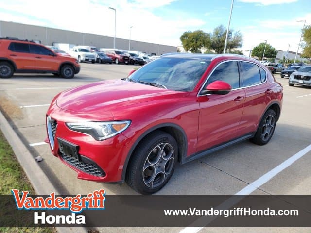 2018 Alfa Romeo Stelvio Base — photo 1 of 16