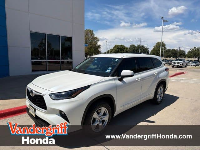 2021 Toyota Highlander LE — photo 1 of 18