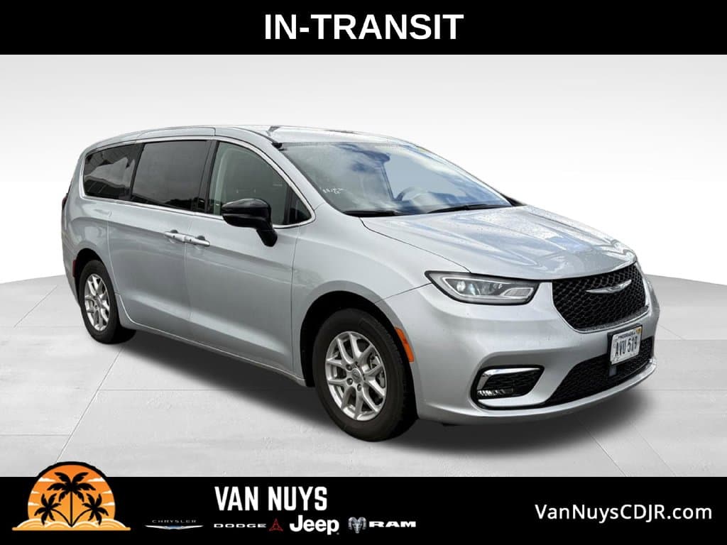 2024 Chrysler Pacifica Touring L — photo 1 of 5