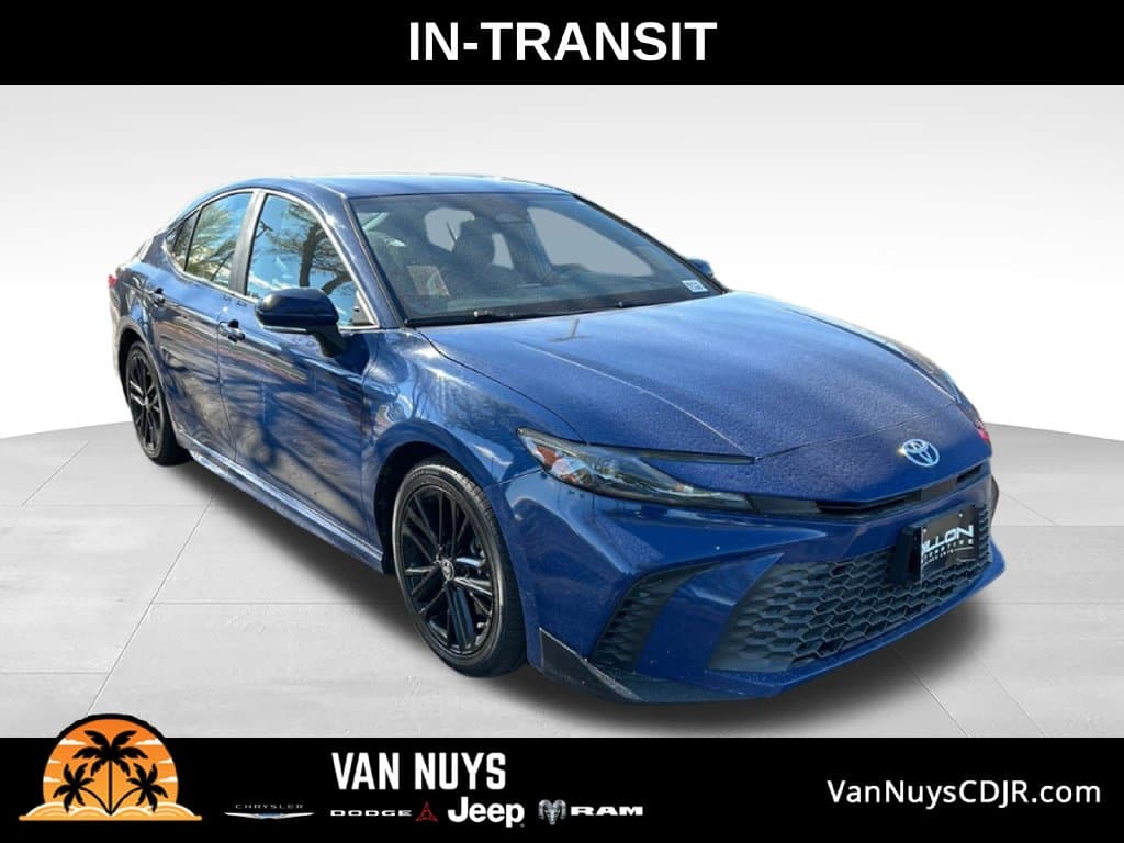 2025 Toyota Camry SE — photo 1 of 3