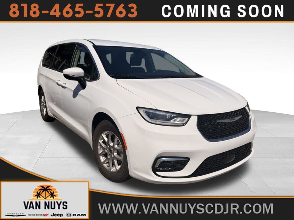 2023 Chrysler Pacifica Touring L — photo 1 of 8