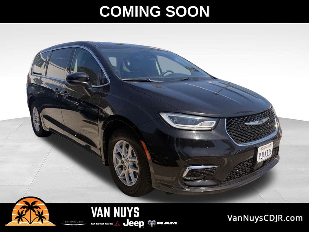 2023 Chrysler Pacifica Touring L — photo 1 of 8