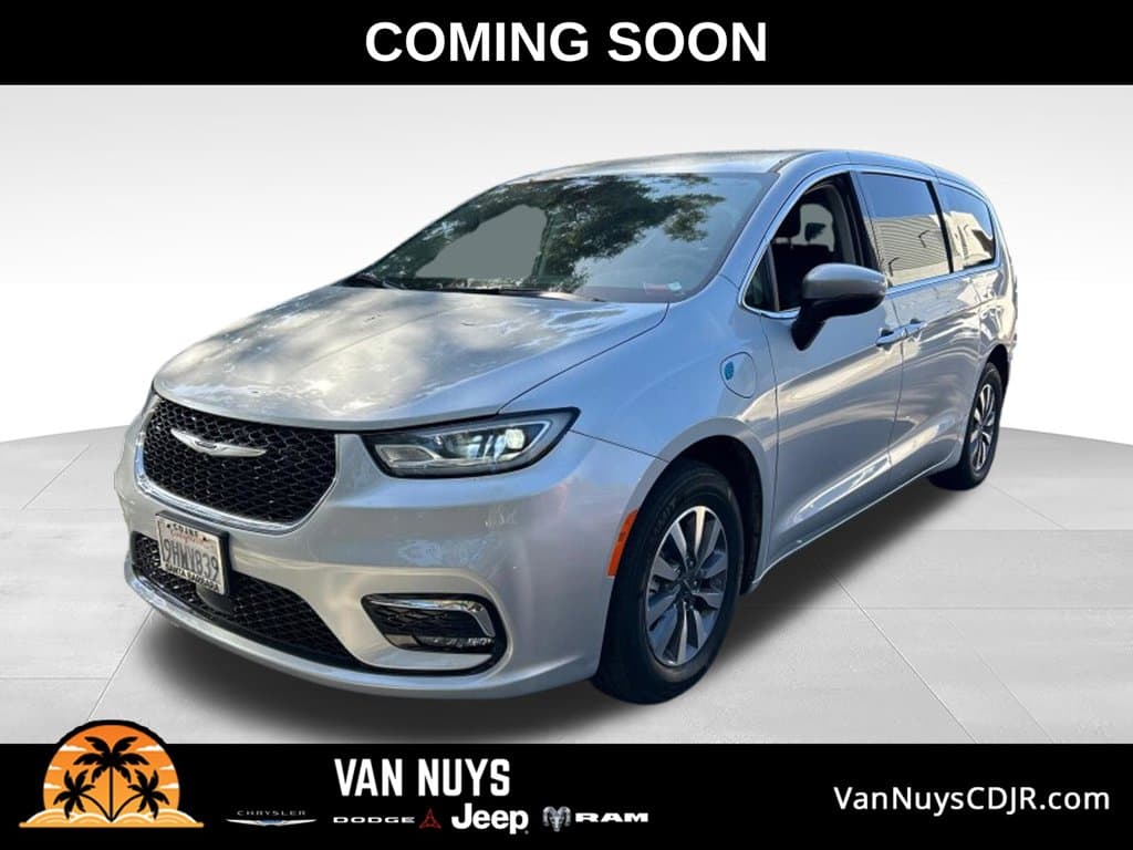 2023 Chrysler Pacifica Hybrid Touring L — photo 1 of 3
