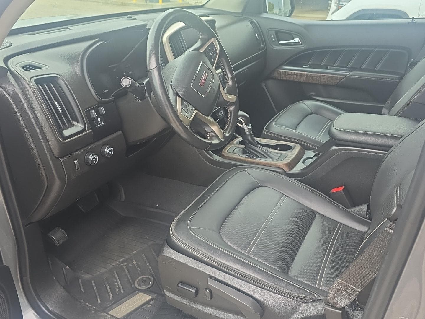 2022 GMC Canyon 4WD Denali — photo 1 of 6