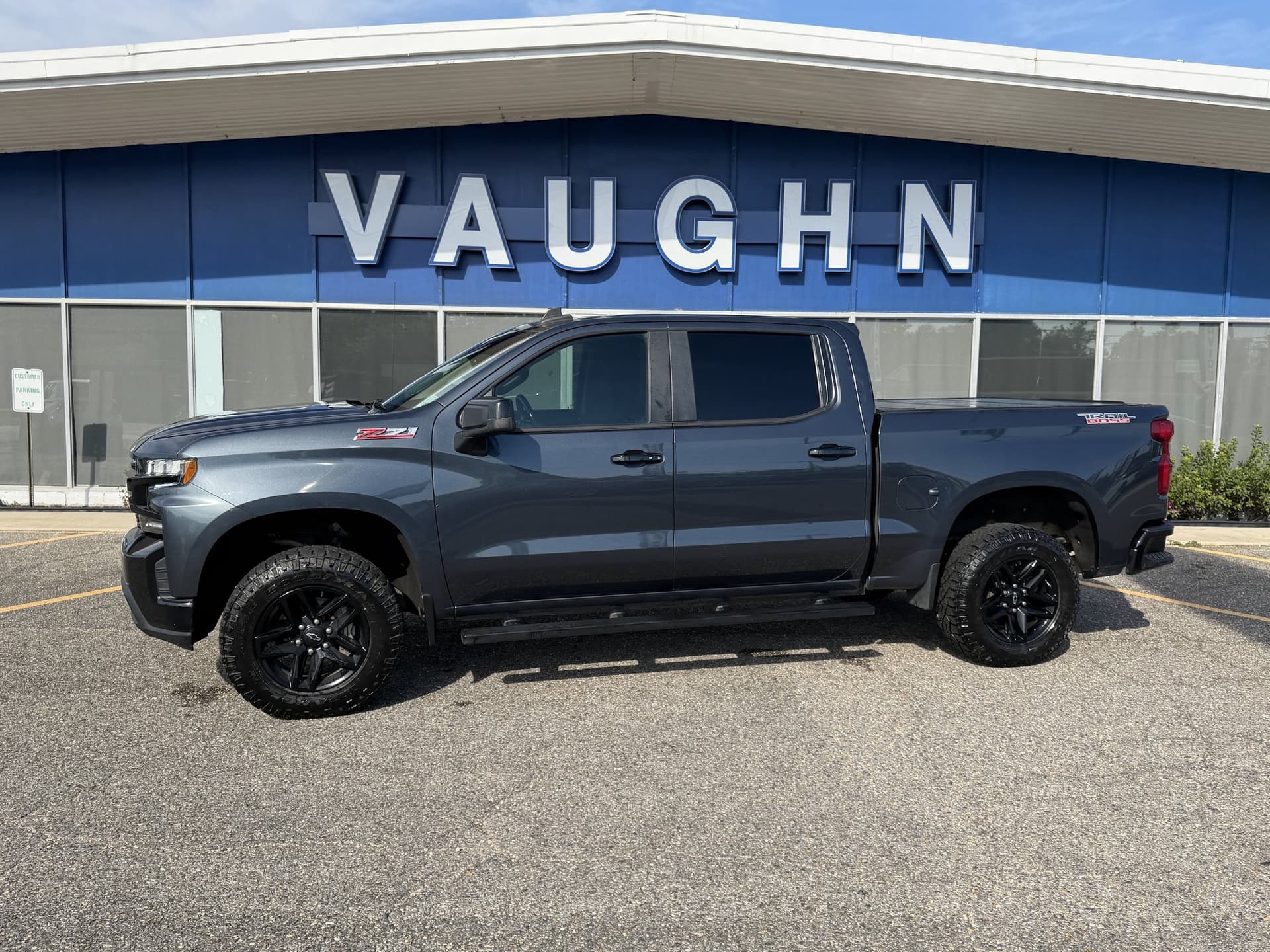2021 Chevrolet Silverado 1500 LT Trail Boss — photo 1 of 20
