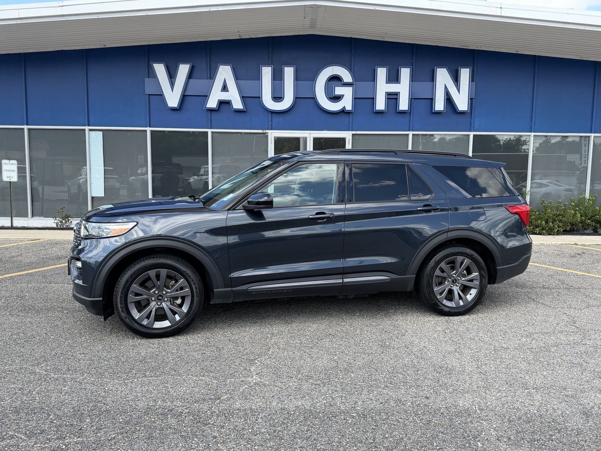 2023 Ford Explorer XLT — photo 1 of 3