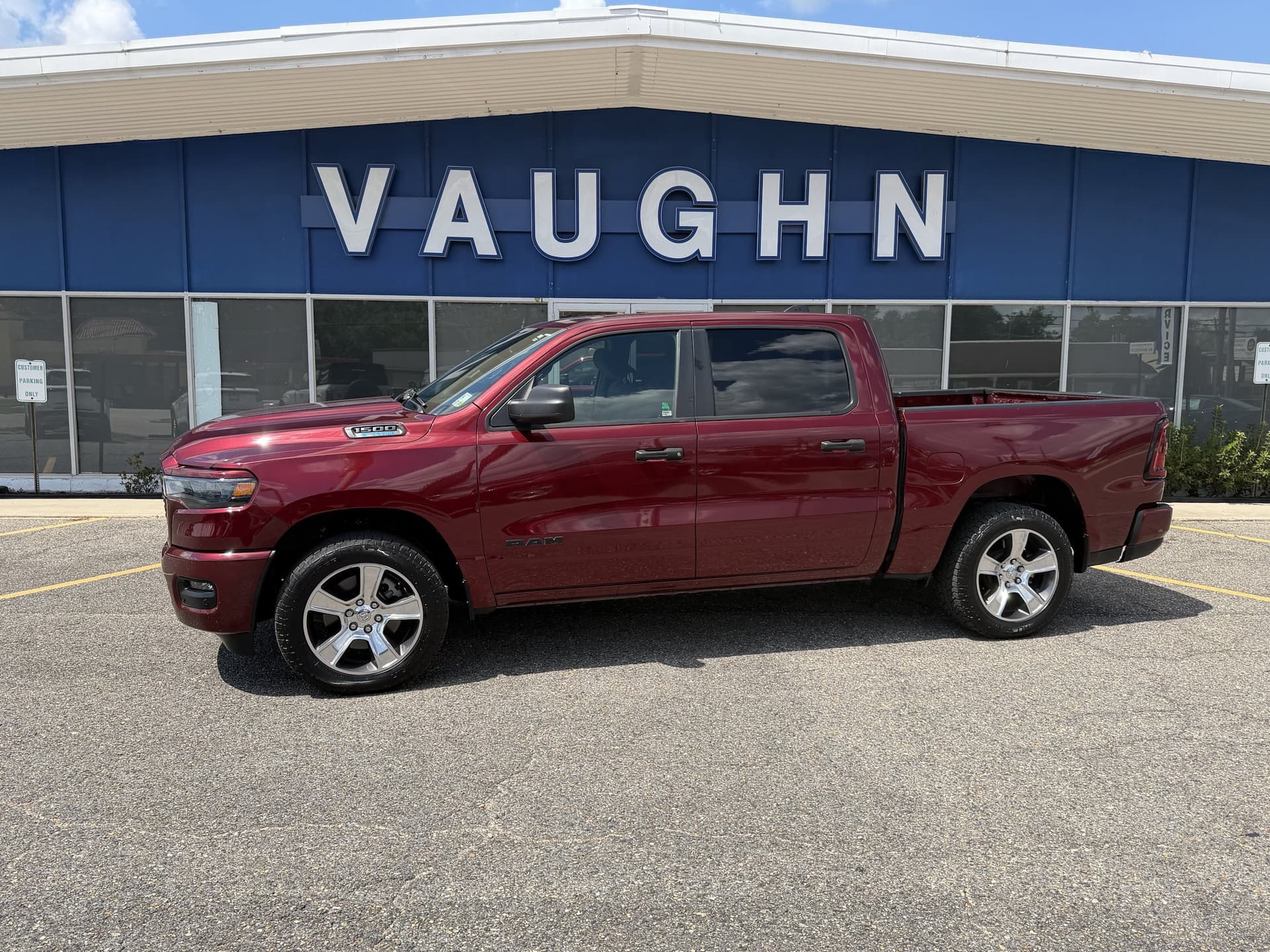 2025 RAM 1500 Tradesman — photo 1 of 11