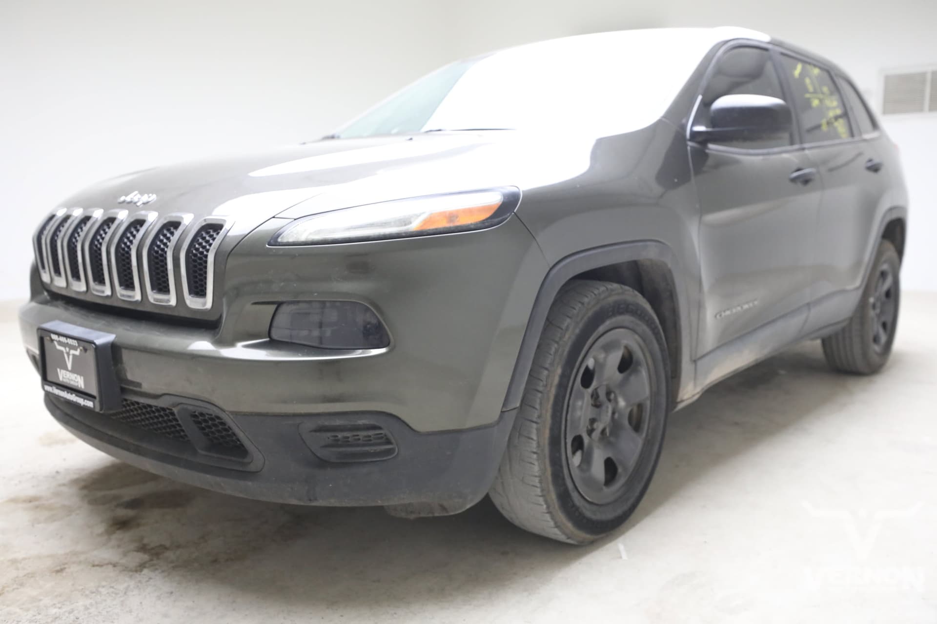 2015 Jeep Cherokee Sport — photo 1 of 10