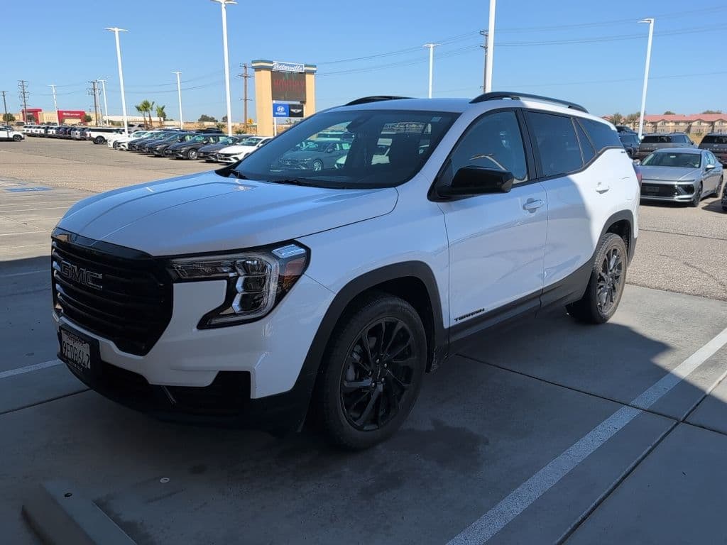 2023 GMC Terrain SLE — photo 1 of 8