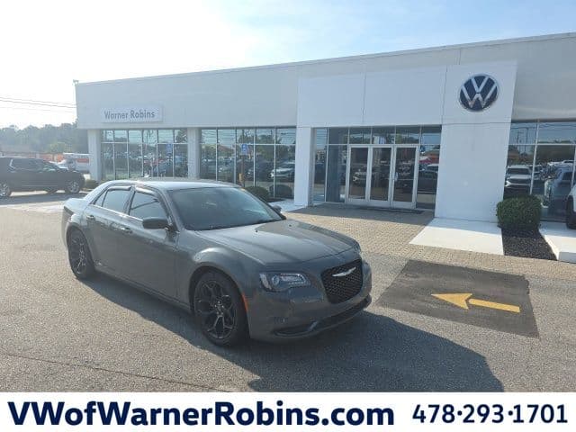 2019 Chrysler 300 Touring — photo 1 of 12
