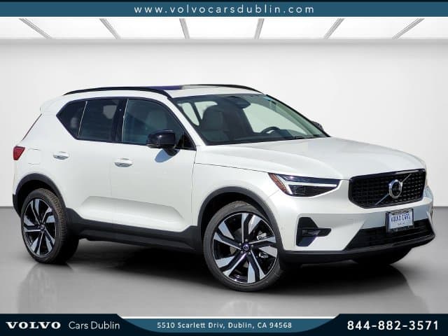 2026 Volvo XC40 Base — photo 1 of 26