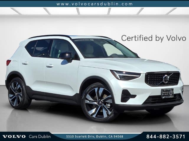 2024 Volvo XC40 Plus Dark Theme — photo 1 of 26