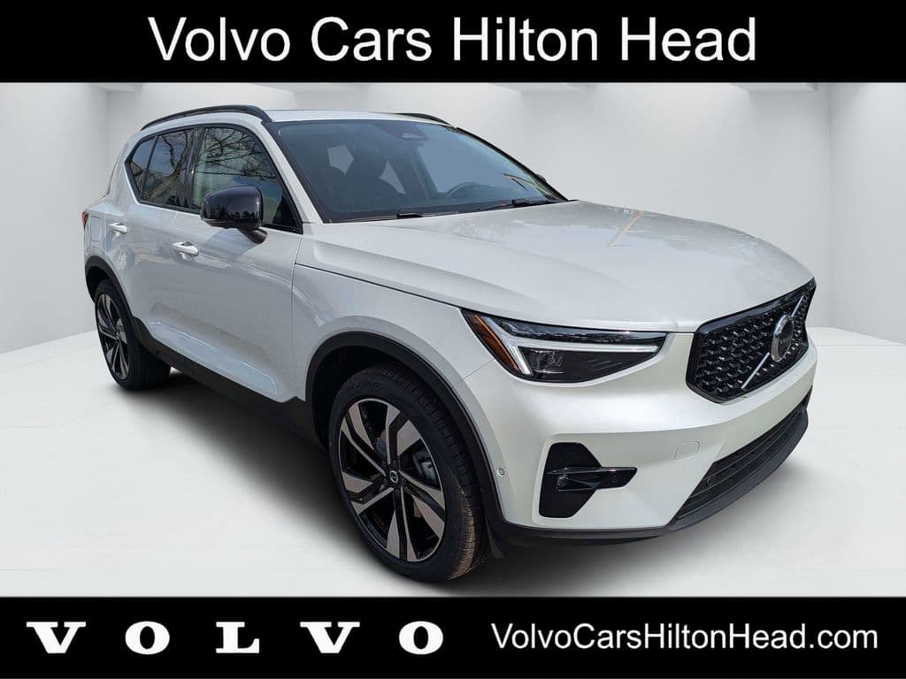 2026 Volvo XC40 Base — photo 1 of 32