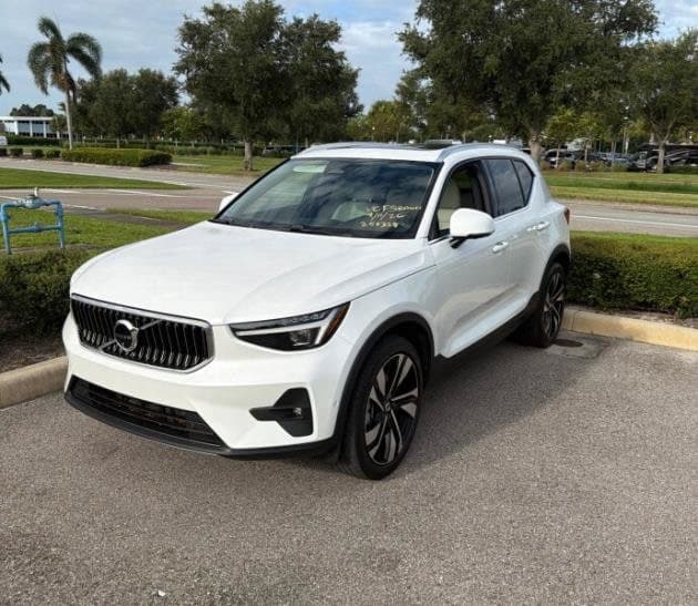 2024 Volvo XC40 Base — photo 1 of 7