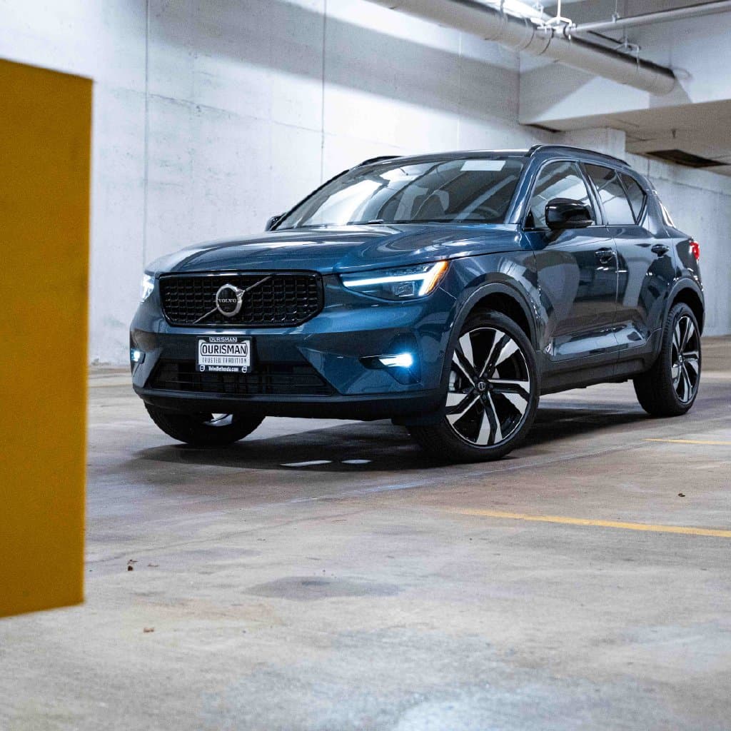 2026 Volvo XC40 Base — photo 1 of 30