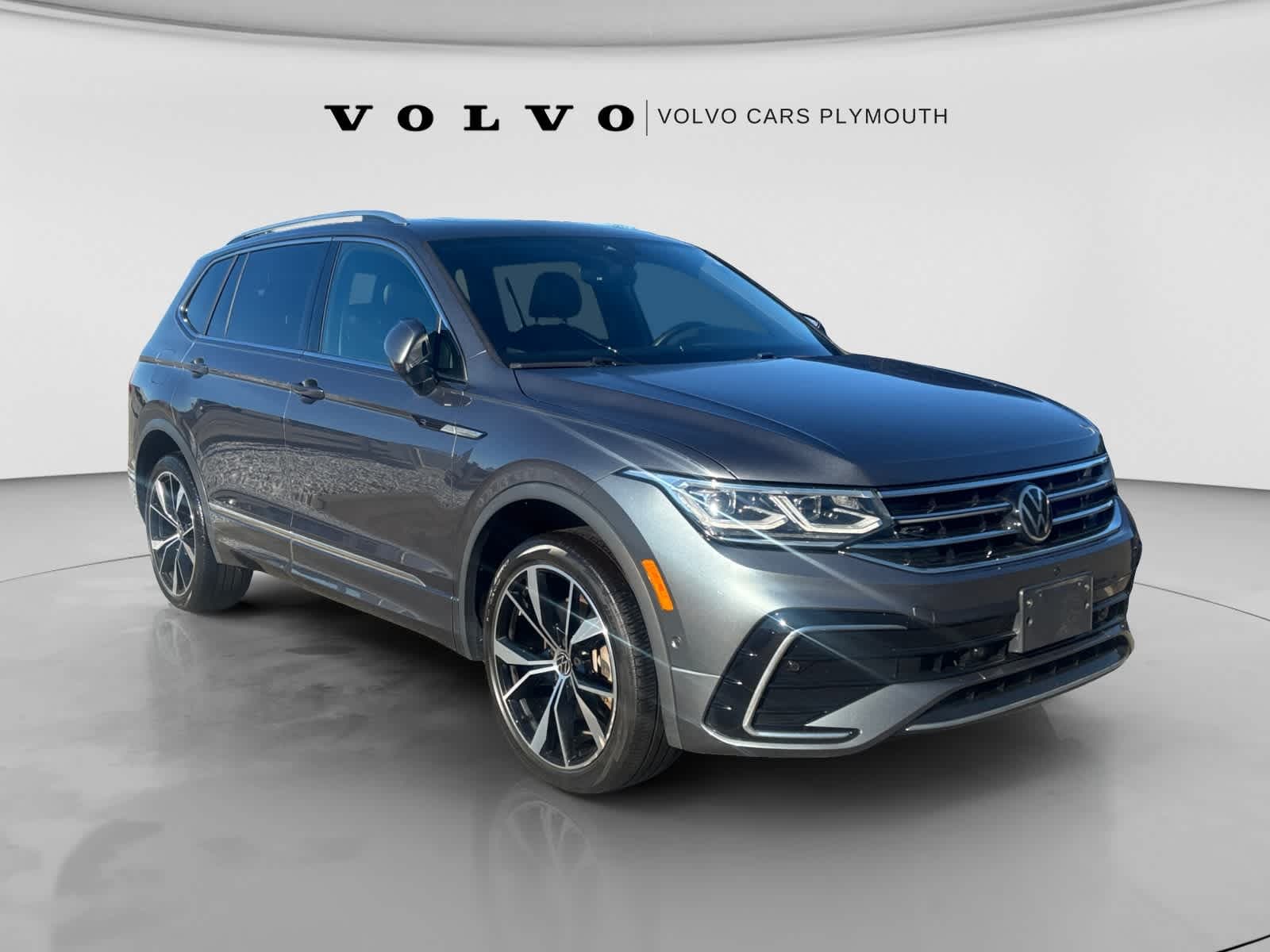 2022 Volkswagen Tiguan Base — photo 1 of 28