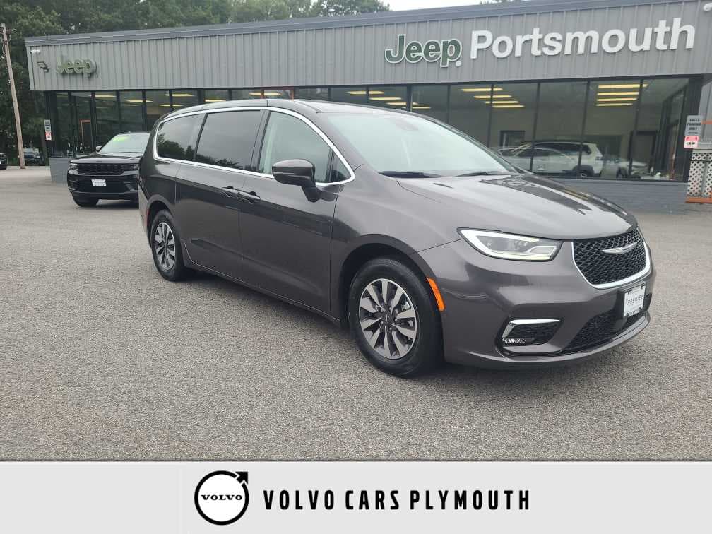 2023 Chrysler Pacifica Hybrid Touring L — photo 1 of 29