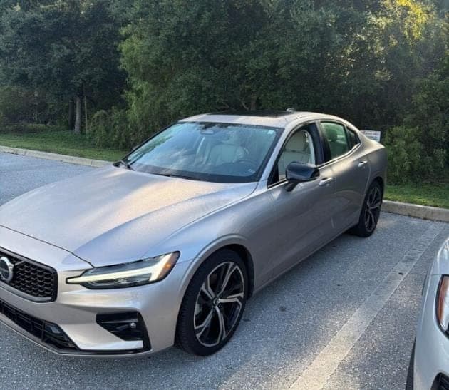 2024 Volvo S60 B5 Core Dark Theme — photo 1 of 6
