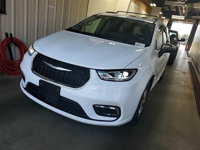 2023 Chrysler Pacifica Limited — photo 1 of 6