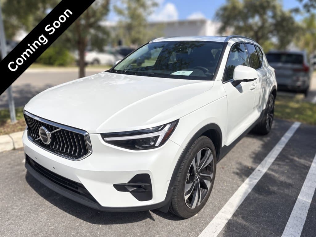 2024 Volvo XC40 Ultimate Bright Theme — photo 1 of 9